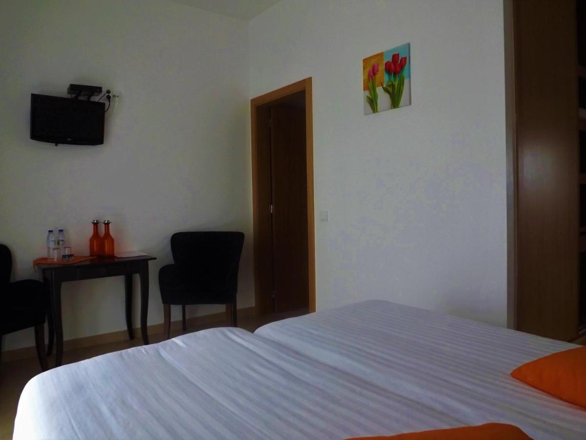 Casa Ceedina Bed And Breakfast & Beauty Batalha Bagian luar foto